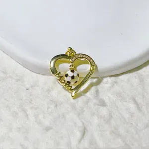 Detailansicht des goldenen Herz-Fußball-Anhängers mit Emaille und Kristall für DIY-Schmuck.