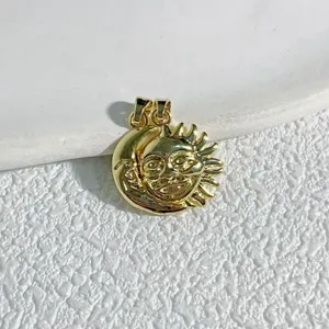 Gedetailleerde close-up van de vergulde zon- en maan gezicht hanger voor DIY sieraden maken.