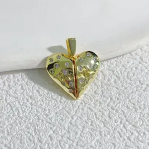 Zarte Zirkon Herz Kupfer Anhänger Detailansicht mit Herzschlag Motiv für elegante Damen.