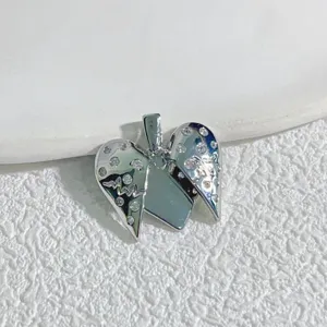 Europäischer luxuriöser Mikro-Zirkon Herz Kupfer Anhänger öffnbarer kleiner Detailaufnahme