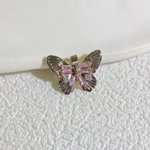 Raffinato ciondolo a farfalla per gioielli con zirconi rosa, primo piano dettagliato.