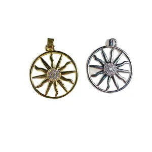 Gedetailleerd overzicht van mooie ronde metalen hangers met stralende zirkonia stenen.