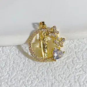 Ciondolo charm in zircone cubico micro-incastonato in rame dorato, vista di dettaglio, accessorio.