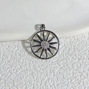 Ronde vergulde hanger met een mooi zonne-wiel ontwerp en sprankelende zirkonia details.