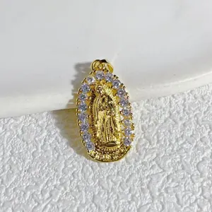 Primo piano di un ciondolo della Vergine Maria placcato in oro con dettagli in zirconia per gioielli