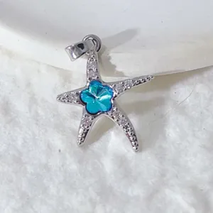 Seestern Anhänger Detailaufnahme, mit mikro-eingelegtem Zirkonia und blauem Kristall.