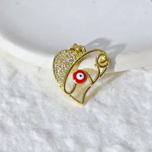 Ciondolo cuore malocchio dorato con zircone, elegante accessorio per gioielli fai da te.