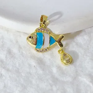 Kupfer vergoldet blau weiß Emaillierter Fisch Anhänger mit Zirkon für DIY Schmuck Detail