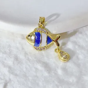 Vergoldeter Fisch Anhänger mit blauem weißem Emaill und Zirkonia für DIY Schmuckherstellung.