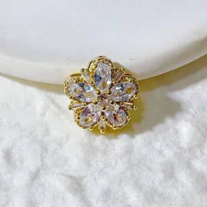 Vergoldete Zirkon Blumen Zwischenperle, edles DIY Schmuck Accessoire fuer Bastelprojekte.