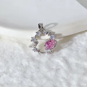 Ciondolo a forma di pianeta argento con zirconi rosa scintillanti, vista dettagliata.