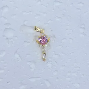 Vergoldeter rosa Herz Flügel Zauberstab Anhänger Detail, funkelnder Zirkonia Schmuck.