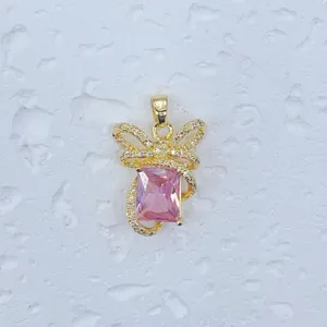Nahaufnahme des rosa Kristall Schleifenanhängers mit zarten Zirkonia und glänzendem Goldfinish.