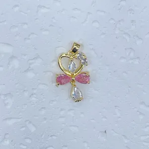 Detailansicht des vergoldeten Herz-Anhängers mit funkelnden rosa und weißen Zirkoniasteinen.