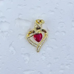 Vergoldeter Rosen Herz roter Edelstein Anhänger Modeschmuck Zubehör schönes Geschenk