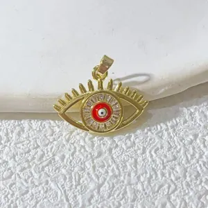 Detaillierte Nahaufnahme eines vergoldeten Evil-Eye-Anhängers mit funkelnden Zirkonia-Steinen.