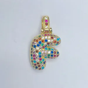 Vergoldeter bunte Zirkonia Mikropave Blasen Buchstabe F Anhänger Schmuck Detailansicht