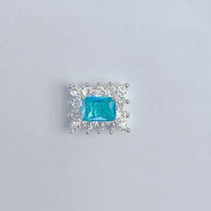 Primo piano dettagliato di un ciondolo rettangolare in zircone blu brillante per accessori DIY.