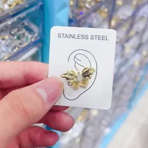 Detailansicht der mikro-eingelegten Zirkon Schmetterlings-Ohrklemme auf Edelstahlkarte.