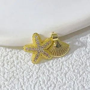 Nahaufnahme Detail des vergoldeten Mikro-Zirkonia Seestern Muschel Anhänger Accessoires.