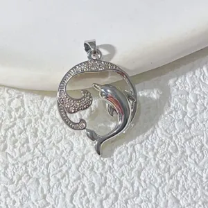 Nahaufnahme des silbernen Delfin-Anhängers mit funkelnden Zirkonia-Wellen, feines Schmuckdetail.