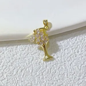 Vergoldeter Zirkonia Weinglas Anhänger Detailansicht perfekt für die DIY Schmuckherstellung.