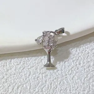 Detailansicht des funkelnden Zirkonia Weinglas Anhängers DIY Schmuck Zubehör Charm.