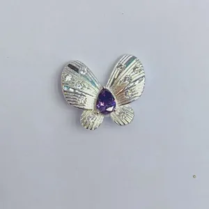 Nahaufnahme Detail des silbernen Schmetterling DIY Anhängers mit Lila Kristall für Armband
