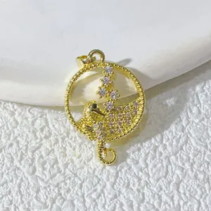Vergoldeter Seepferdchen Anhänger Schmuck Detailansicht mit funkelndem Zirkonia Stein.
