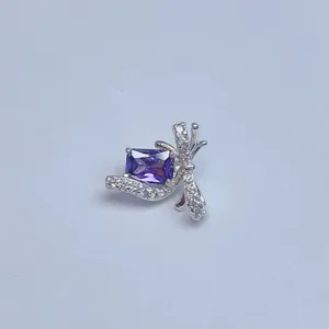 Nahaufnahme des violetten Edelstein Schleifen Schmuckanhängers als DIY Armband Zubehör.