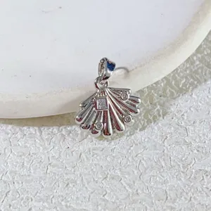 Zarte Ozean Serie Muschel Anhänger Detail, silberfarbenes Metall mit funkelnden Zirkonia Steinen.