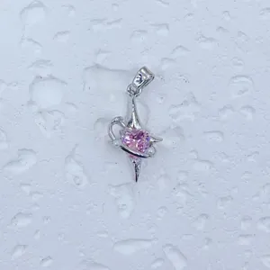 Eckdetail des rosa Herz-Zirkon-Anhängers, silberfarbenes Flügel-Stern-Schmuckzubehör.