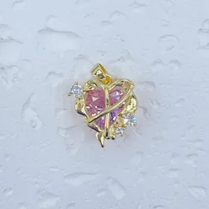 Vergoldeter rosa Herz Anhänger Detail mit Zirkon Steinen für DIY Schmuck Zubehör.