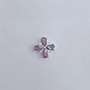 Nahaufnahme von violetten Zirkon Blumen DIY Abstandsperle Zubehoer mit Mikrosteinen.