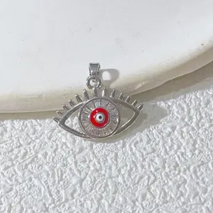 Detailaufnahme des Anhängers mit bösem Blick, feine Zirkonia und rotem Stein Detail.
