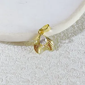 Detailansicht des Meeres-Serie Fischschwanz-Anhängers mit Zirkonia, vergoldetes Design.