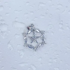 Silberfarbener Zirkonia Blumen Anhänger glänzender Kristall Halskette Schmuck Zubehör.