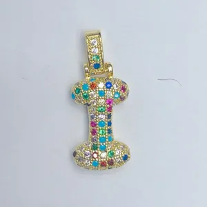Vergoldeter bunter Zirkonia Buchstabe I Anhänger Detailansicht, funkelnder Modeschmuck Accessoire.