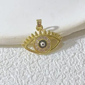 Nahaufnahme des goldenen Evil Eye Anhängers mit funkelnden Zirkonsteinen und feinen Details.