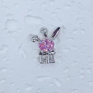 Nahaufnahme Detail des süßen rosa Zirkonia Hasen Anhängers mit silbernem Metall.