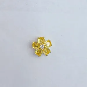 Mikro-eingefasster gelber Zirkonia fünfblättriger Blumen DIY Schmuck Zubehör Makrodetails.