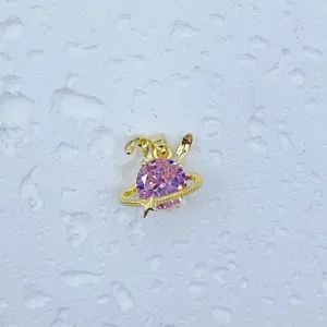 Detaillierte Nahaufnahme eines süßen rosa Kristall Hase Ring Anhänger Schmuckstück.