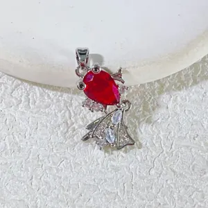 Exquisites rotes Kristall Goldfisch Anhänger Detail, elegante Ozean-Serie Kupferschmuck.