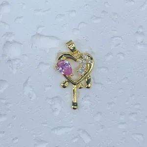 Vergoldeter herzförmiger Anhänger mit funkelndem rosa Zirkonia für schöne Halsketten.