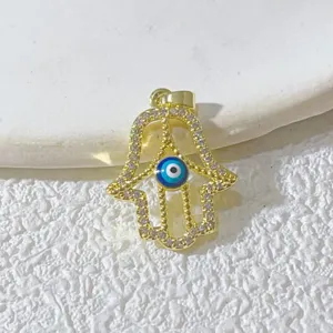 Vergoldeter Hamsa Hand böser Blick Anhänger mit funkelnden Zirkonia Steinen Detailansicht.