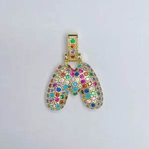 Nahaufnahme des bunten Mikropflaster-Buchstaben-M-Anhängers mit glitzernden Zirkoniasteinen.