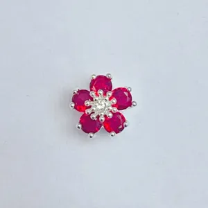 Nahaufnahme des roten Zirkon Blumen Schmuckelements, feines DIY Perlen Zubehör Detail.