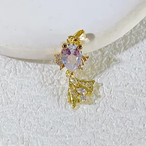 Detailaufnahme des goldenen Goldfisch-Anhängers, vergoldetes Kupfer mit funkelnden Zirkonia.