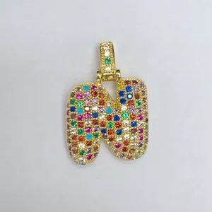 Detaillierte Nahaufnahme des bunten Strass besetzten Buchstaben N Anhänger-Designs.