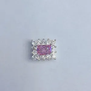 ciondolo fai da te argentato con zircone rosa rettangolare e pietre bianche.